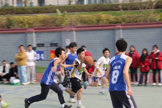 青春对决，友谊传情！我校秋季篮球赛圆满收官